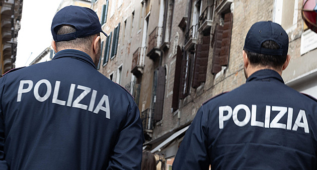 Ze Sardinie si chtěla odvézt kus pláže. Celníci jí zabavili 40 kilo písku a mušlí