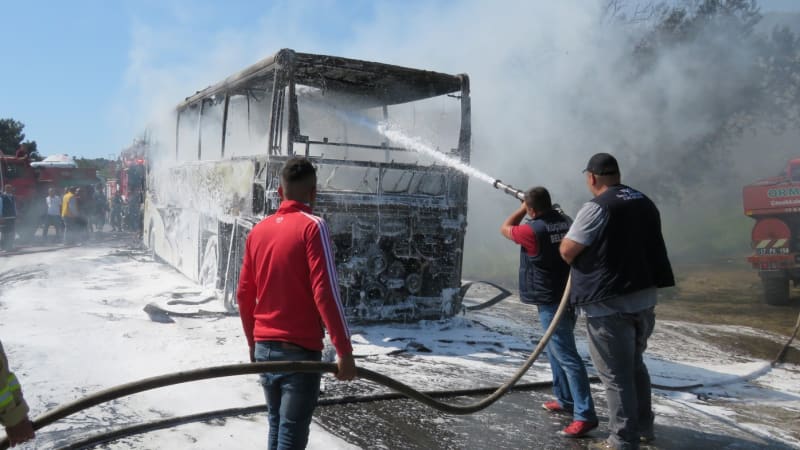Tragédie v Turecku: Plný autobus vletěl do svodidel, zemřelo osm lidí včetně kojence