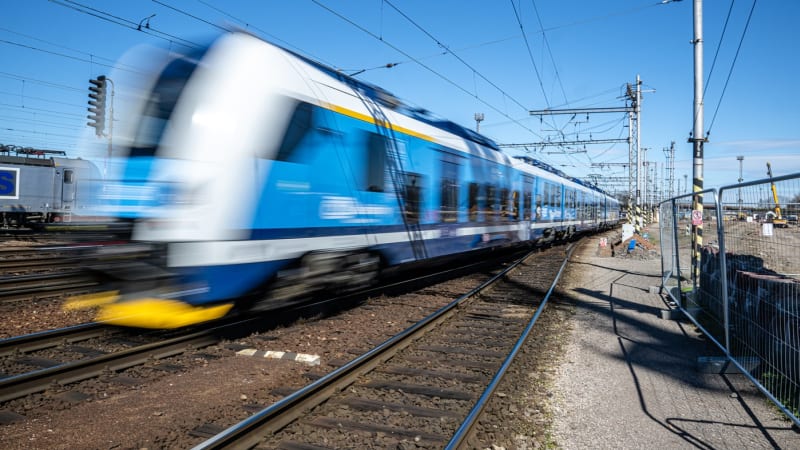Vlak v Pardubicích srazil člověka, ten zemřel. Koridor ve směru na Prahu stojí