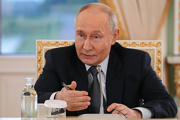 Putin vylezl z úkrytu, křísí svou popularitu. Ale do regionů se stále neodvažuje