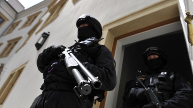 Vyhrožoval útoky a vraždami v Praze. Po příletu z Argentiny muže zadržela policie