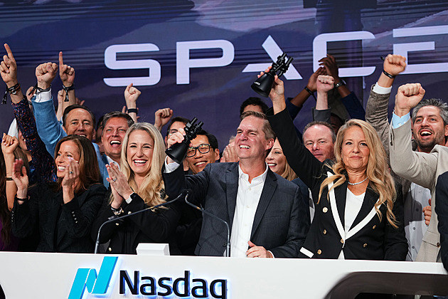 Akcie SpaceX vystřelily vzhůru, z Muska je první dolarový bilionář