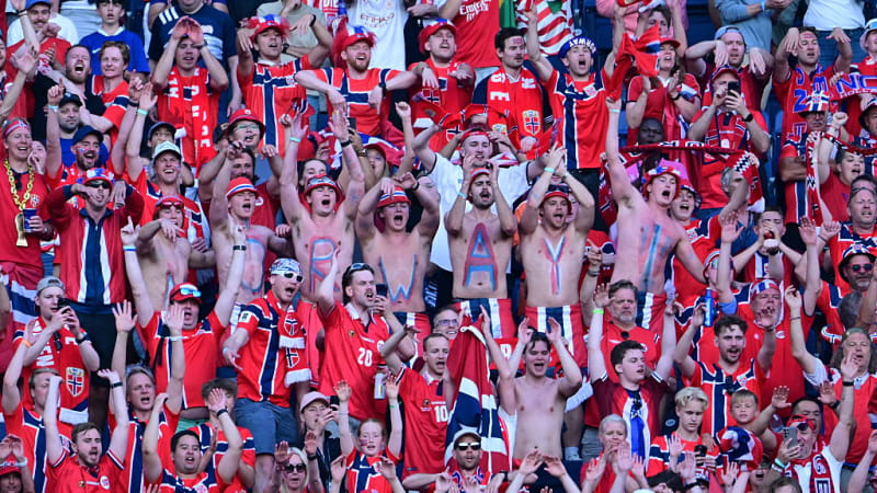 Vikingové ovládli sociální sítě: Fanoušci divoce veslovali, Haaland řádil na MS jako berserk