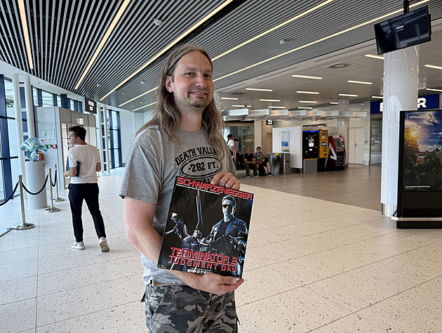 Schwarzenegger je na cestě do Prahy. Na letišti ho vyhlížejí netrpěliví fanoušci