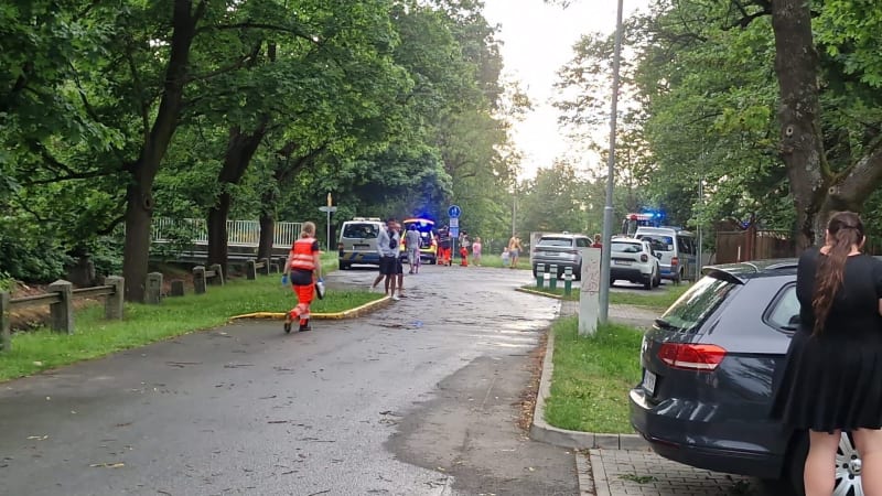 Devět parašutistů po seskoku zmizelo v bouři na Rokycansku, čtyři jsou těžce zranění