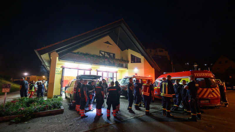 Tragédie v Saském Švýcarsku: Bouře shodila stromy do letního divadla, na místě je mrtvý