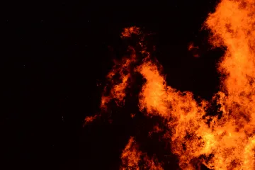Desítky hasičů likvidují požár lesa na Šumavě