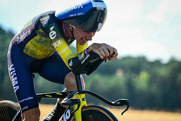 Obhájkyně Tour selhala v časovce. Byla to bolest sledovat, hodnotil Armstrong