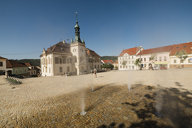 Vodní schody, mlžítka, lampy ve tvaru vlaštovek. Proměněné srdce Tišnova prokouklo
