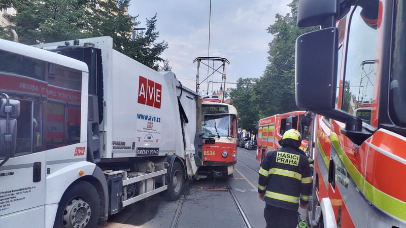 Nehoda v centru Prahy: Popeláři se srazili s tramvají. Provoz v místě stojí