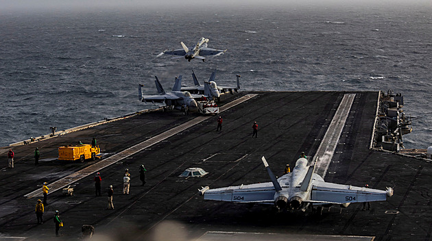 Admirál pochválil odolnost posádky USS Abraham Lincoln. Na palubě panuje úzkost