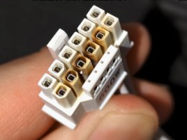 Udělal díru do bočnice, aby neměl ohnutý kabel k RTX 5090, stejně se spálil